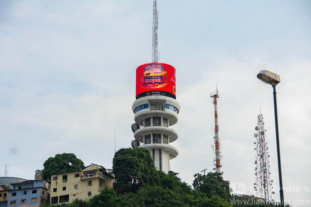 Гигантский цилиндрический светодиодный рекламный щит на вершине телебашни, Эквадор